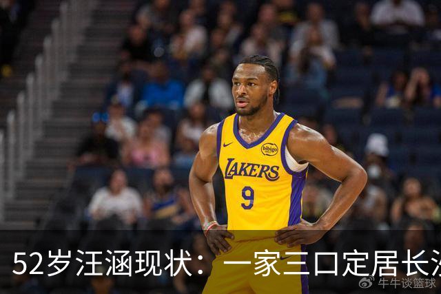 52岁汪涵现状：一家三口定居长沙，两鬓斑白，街头状态越来越松弛